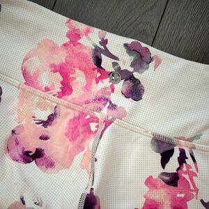 LULULEMON Wunder Under Crop in Blurred Blossom 8